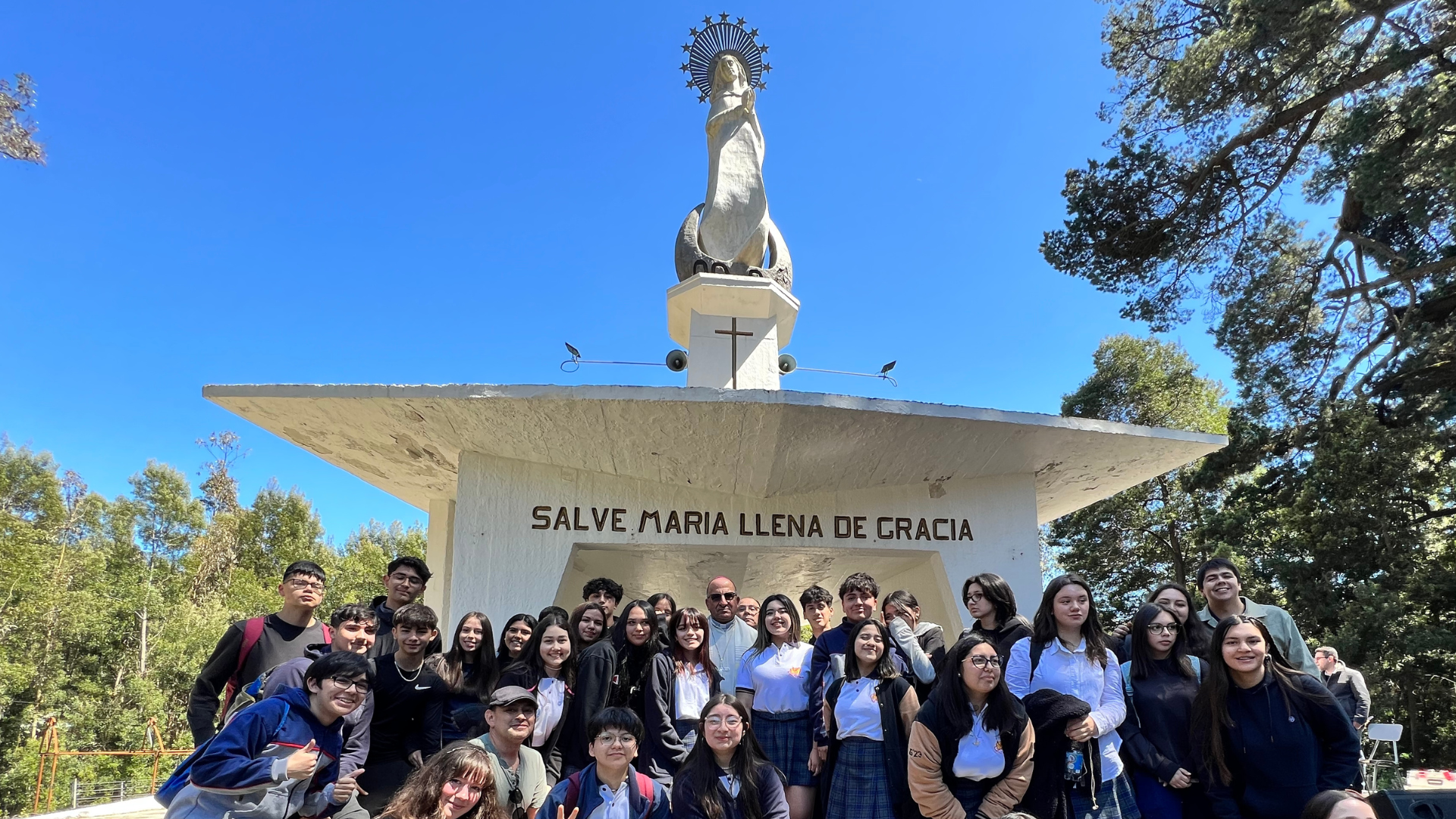Colegios de Iglesia peregrinaron al Cerro La Virgen para dar inicio al Mes de María 